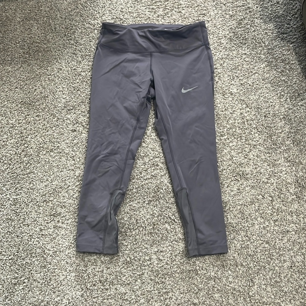 Grey Nike cropped leggings